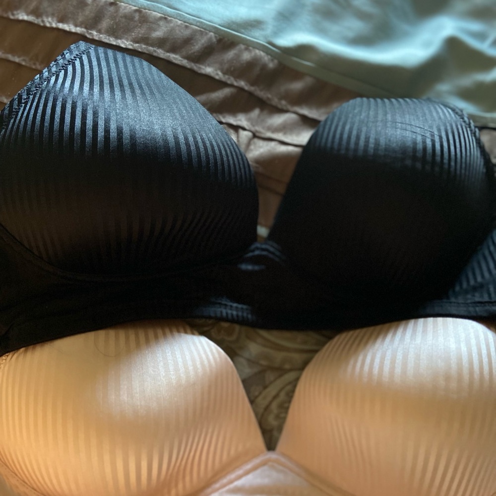 These 2 bras are brand new 40 DD. The soft material makes it cool and co